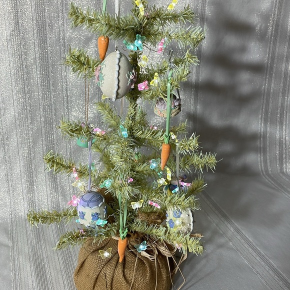 Festive Green Holiday Tree with Ornaments